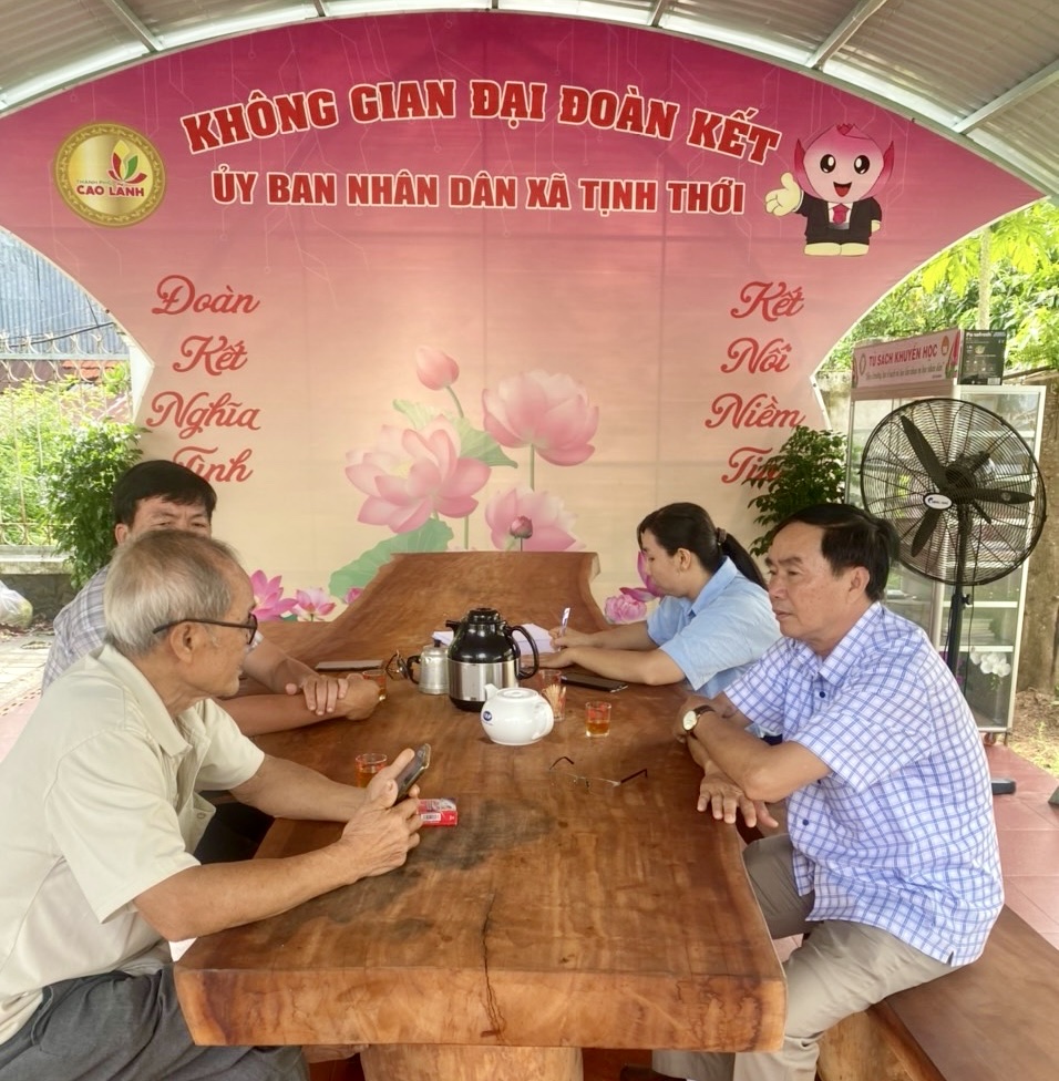 CHỦ TỊCH ỦY BAN NHÂN DÂN XÃ TIẾP CÔNG DÂN