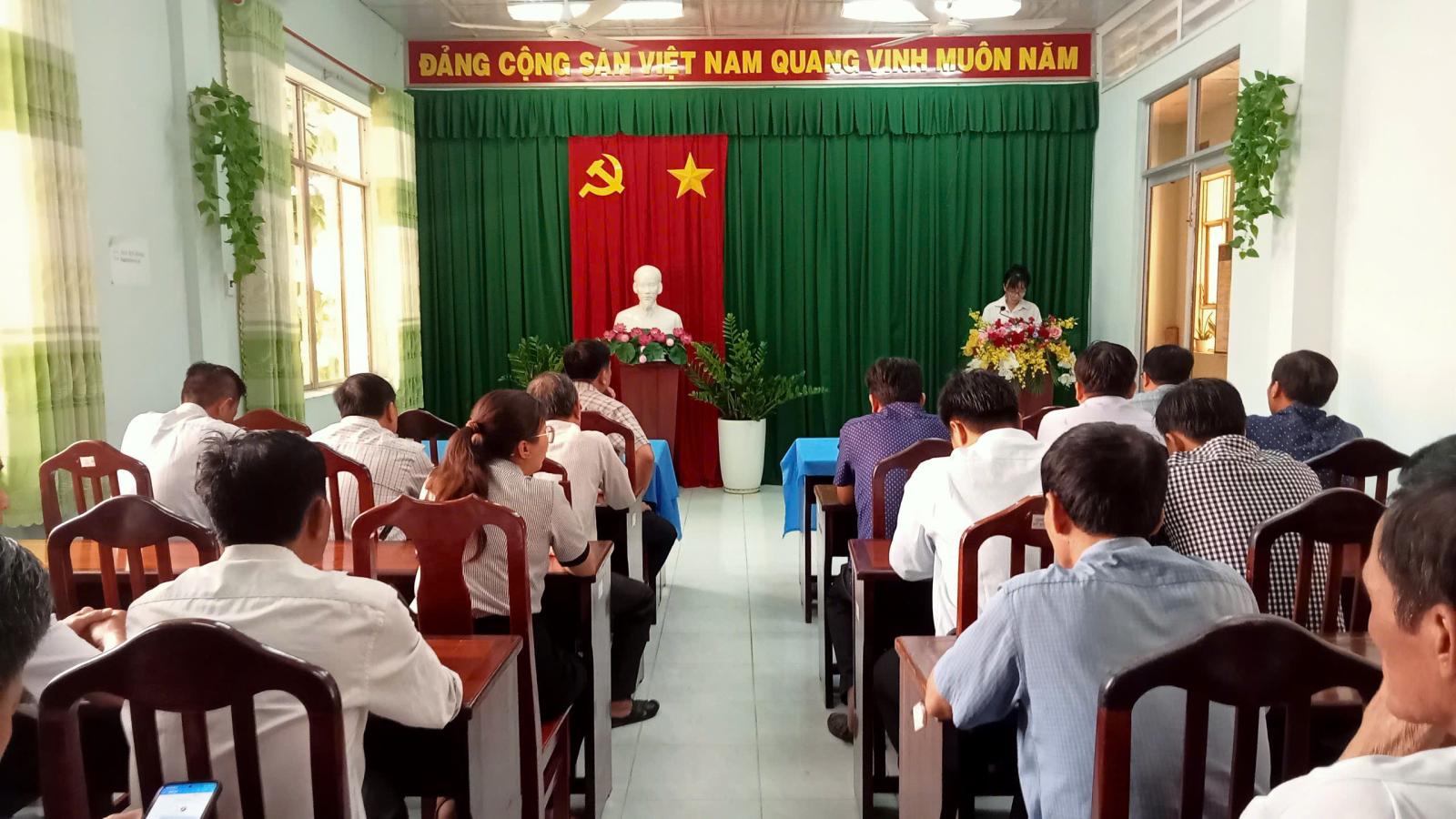 UỶ BAN NHÂN DÂN XÃ TRAO QUYẾT ĐỊNH TRƯỞNG ẤP NHIỆM KỲ 2021 - 2026